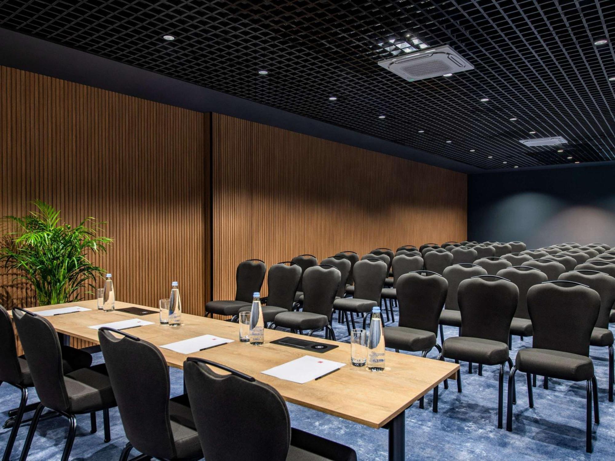 Ibis Tbilisi Airport Hotel Kültér fotó