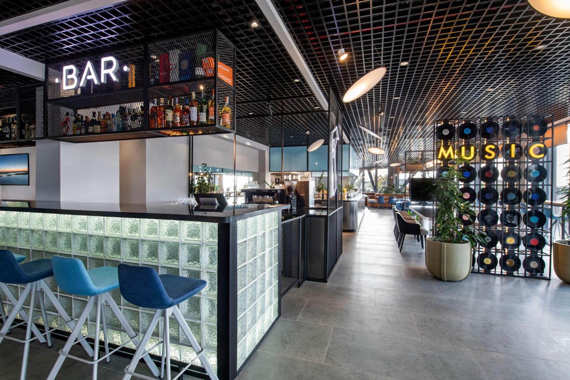 Ibis Tbilisi Airport Hotel Kültér fotó